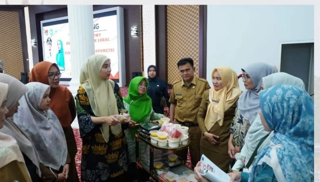 Ketua TP PKK Kota Bukittinggi, Ny Fiona Agyta Erman Safar, liunching program PMT